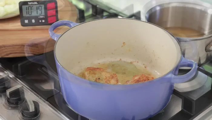 Retirer l'excès de graisse de la cocotte.