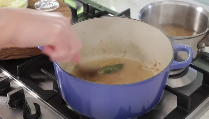 Ajouter le vin blanc et laisser réduire jusqu'à consistance sirupeuse.