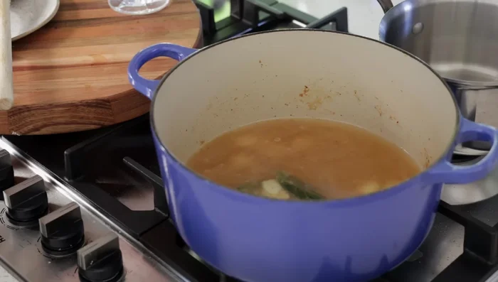 Ajouter l'ail du bouillon et porter à ébullition. Laisser réduire quelques minutes.