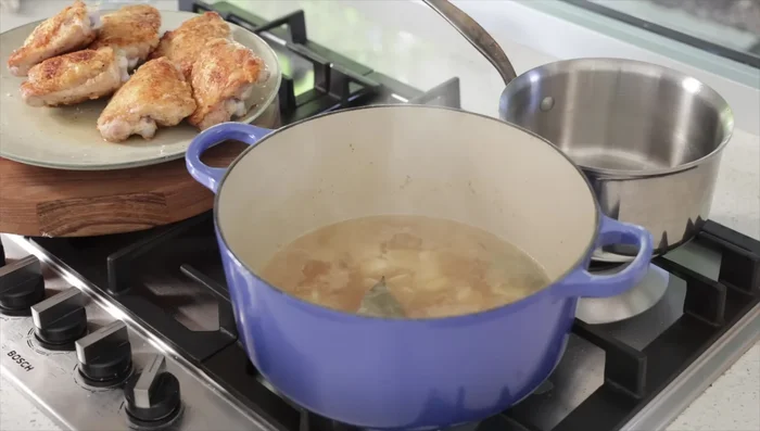 Enfourner : mettre la cocotte au four préchauffé à 190°C (thermostat 6-7) pendant 40-45 minutes.