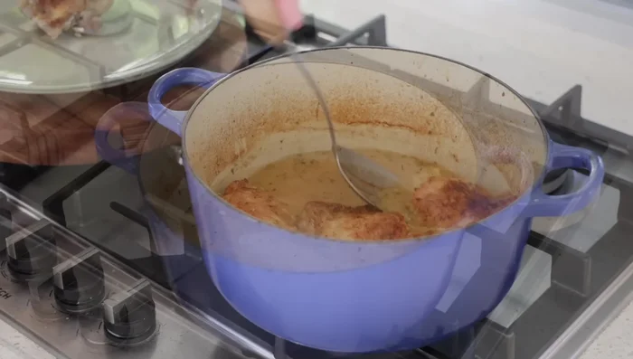 Retirer le poulet de la cocotte et finir la sauce.