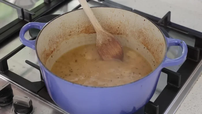 Option 1 (Puriste) : Réduire légèrement la sauce, puis la verser sur le poulet ou servir à côté.