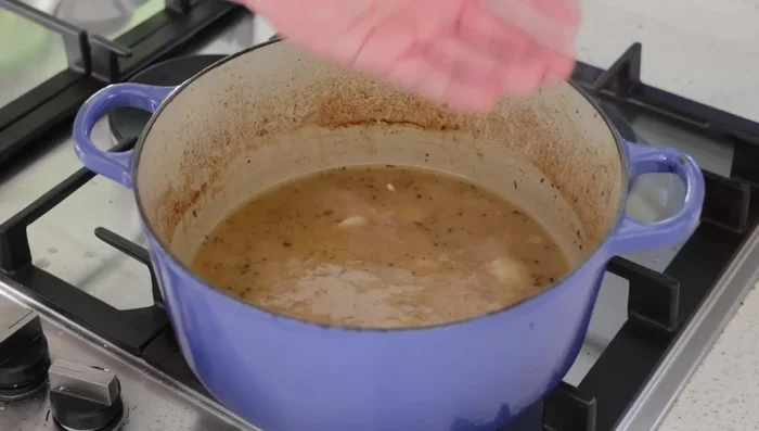Option 2 (Crème): Ajouter environ 150 ml de crème fraîche à la sauce, porter à ébullition et réduire jusqu'à obtenir une consistance crémeuse.