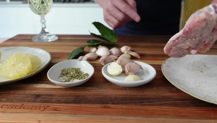 Assaisonner le poulet : saler, poivrer et saupoudrer de farine.