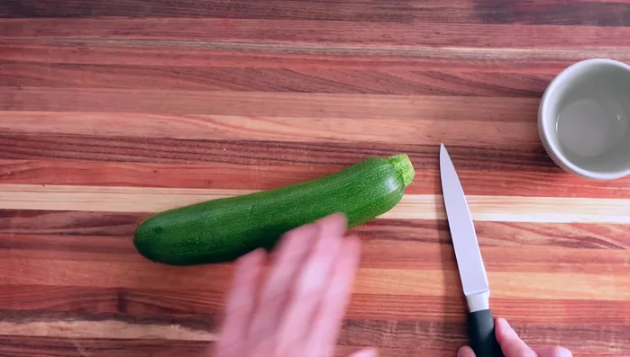 Couper les courgettes en morceaux de taille uniforme (environ 1 cm d'épaisseur).