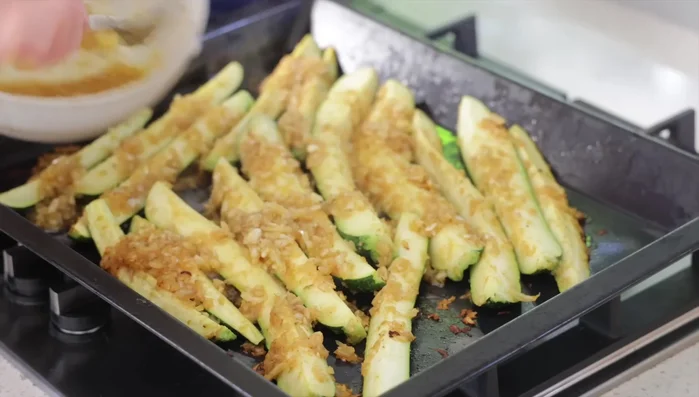 Retirer le papier sulfurisé et poursuivre la cuisson pendant 10 minutes supplémentaires, sans couvrir, pour que les courgettes dorent légèrement et caramélisent.