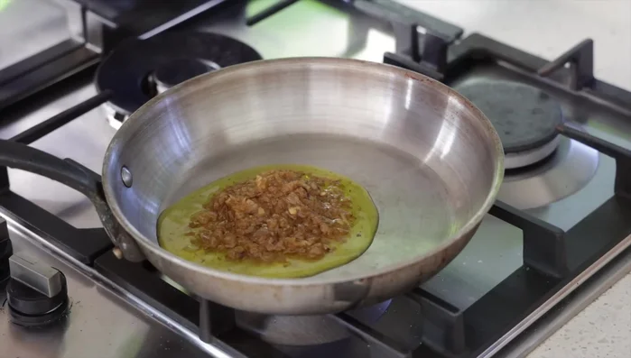 Préparer le crumble d'oignon : faire revenir les oignons restants à feu moyen-vif dans une poêle avec de la chapelure jusqu'à ce qu'ils soient croustillants.