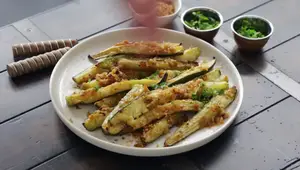 Courgettes épicées au crumble d'oignon : Recette méditerranéenne facile