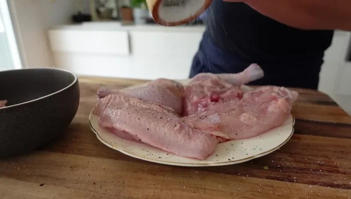 Couper le poulet en morceaux. Assaisonner généreusement de sel et de poivre de chaque côté. Saupoudrer de farine. (144.599)