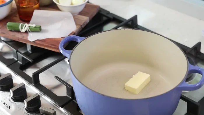 Faire fondre du beurre dans la casserole. Faire dorer légèrement le poulet de chaque côté (pas de coloration intense). (208.44)