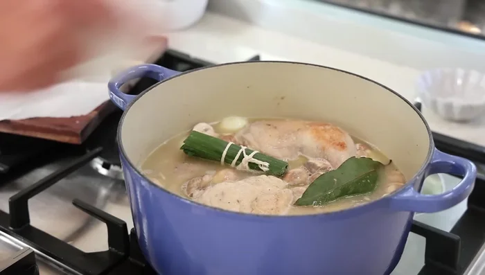 Ajouter les carottes, le bouquet garni et suffisamment d’eau pour couvrir le poulet. (414.84)