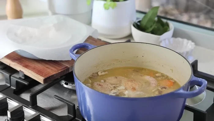 Porter à frémissement. Laisser mijoter 35 minutes (ou plus pour les cuisses). Retirer la poitrine de poulet après 15-20 minutes et réserver dans un peu de sauce. (496.08)