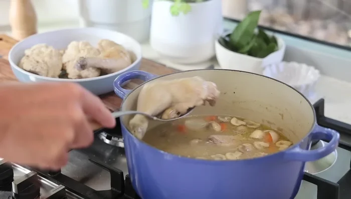 Retirer le poulet cuit, le bouquet garni et les morceaux non désirés (cou, ailes...). (534.54)