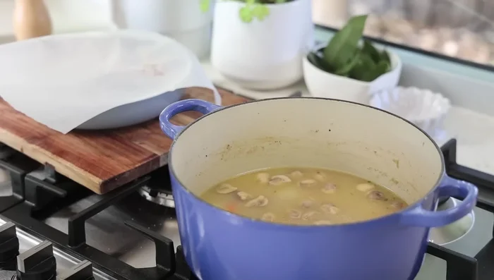 Porter la sauce à légère ébullition pour concentrer les saveurs. (573.24)