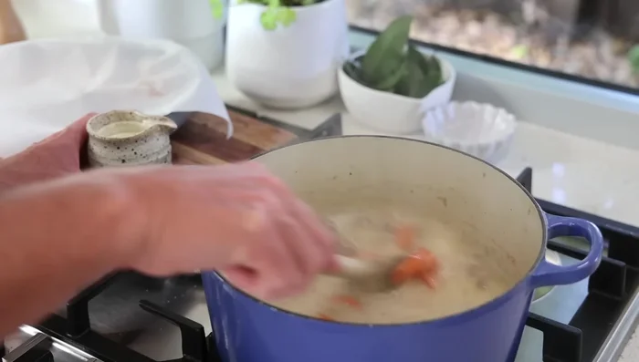 Ajouter la crème fraîche. Laisser réduire 5-10 minutes pour épaissir la sauce. (583.14)