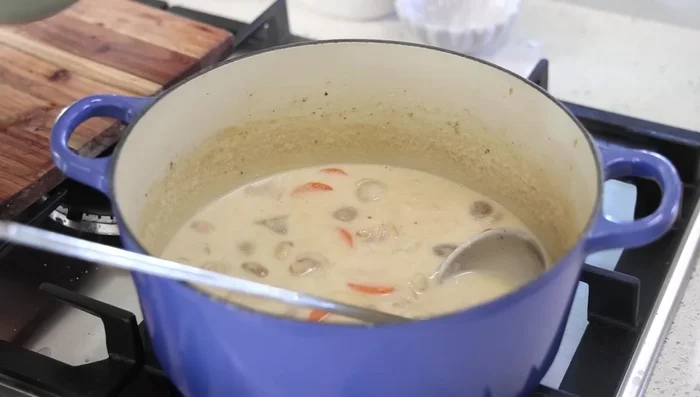 Dans un bol, fouetter un jaune d’œuf avec un peu de sauce chaude. Incorporer lentement ce mélange à la sauce hors du feu. (639.48)