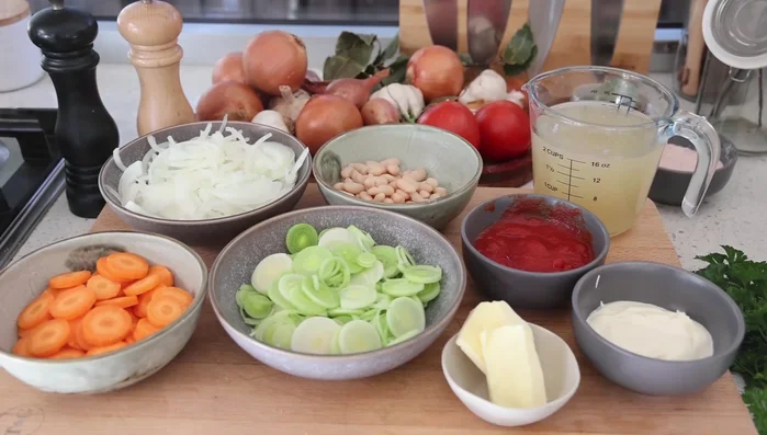 Émincer finement les poireaux, les carottes et l'oignon.