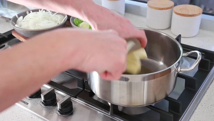 Faire fondre le beurre et l'huile d'olive dans une casserole à feu moyen.