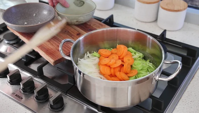Ajouter les poireaux, l'oignon et les carottes. Mélanger et cuire doucement pendant 15-20 minutes, en remuant de temps en temps, jusqu'à ce que les légumes soient tendres et légèrement dorés.