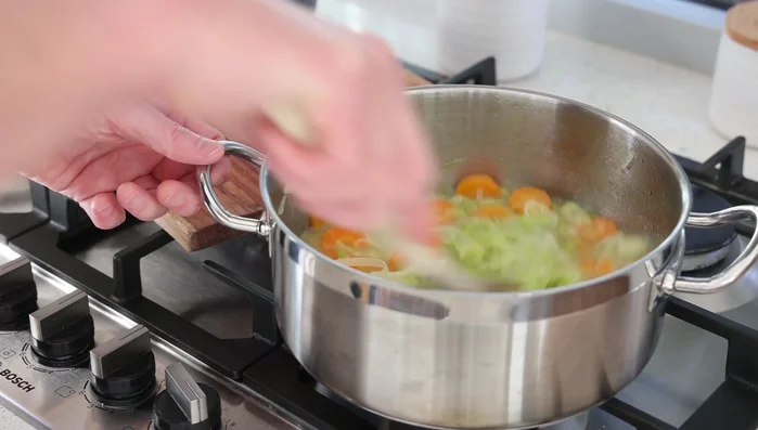 Ajouter le bouillon de bœuf, les haricots blancs, les tomates et le sel. Déglacer le fond de la casserole avec le bouillon.