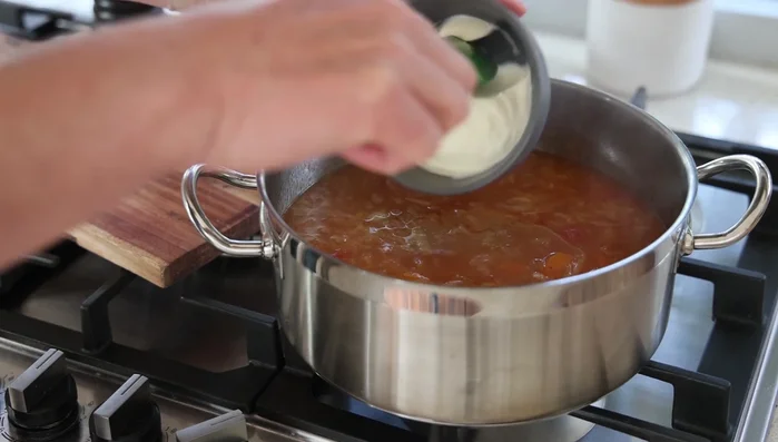 Ajouter la crème fraîche, le persil haché (ou les feuilles d'oseille sautées), et le poivre. Mélanger délicatement.