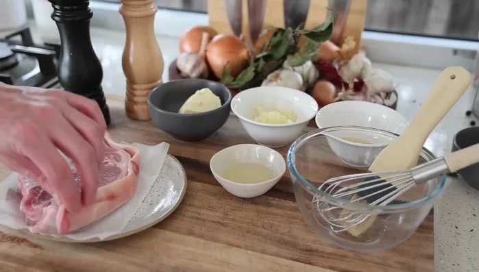 Sortir les côtelettes du réfrigérateur 10-15 minutes avant la cuisson pour éviter les points froids. Si la couenne est attachée, la retirer.