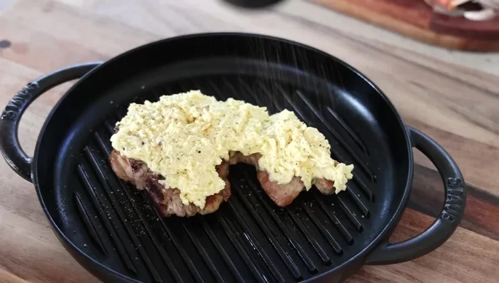 Ajouter un peu de poivre noir et, si désiré, plus de fromage râpé sur le dessus.