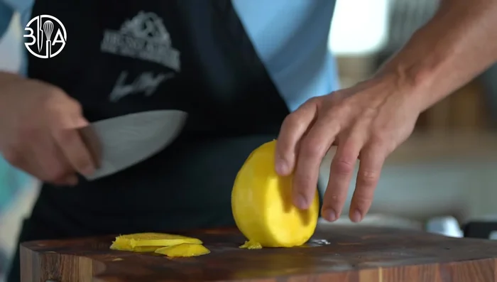 Préparation de la brunoise de mangue : Couper une mangue fraîche en brunoise (facultatif).