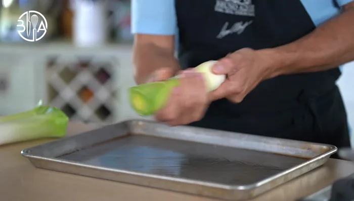 Brûler les poireaux : Huiler légèrement une plaque de cuisson. Placer les poireaux sous le gril, les faire tourner toutes les 5 minutes environ jusqu'à ce qu'ils soient complètement noircis (environ 30 minutes). Laisser reposer 10 minutes dans le four éteint avec la porte entrouverte, puis 30 minutes avant de les couper.