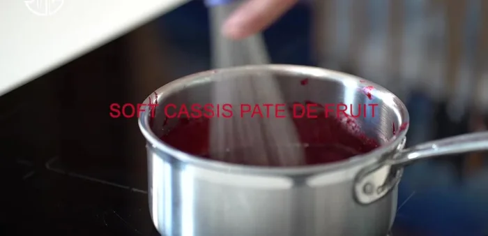 Préparer le coulis de cassis : chauffer la purée de cassis avec de l'eau, ajouter le sucre, porter à ébullition, cuire 2 minutes. Retirer du feu, ajouter la gélatine ramollie et le jus de citron. Répartir en petites portions et congeler.