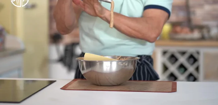 Étaler la garniture aux châtaignes sur les tartelettes, ajouter le cassis congelé. Congeler.