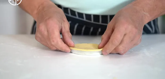 Tapisser les moules à tartelettes avec la pâte.
