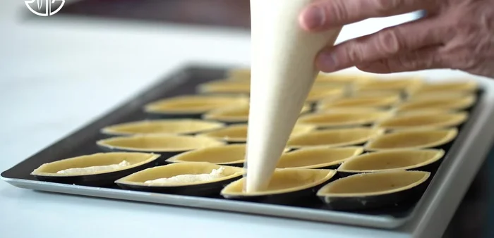 Ajouter la crème d'amande et cuire les tartelettes environ 18 minutes.