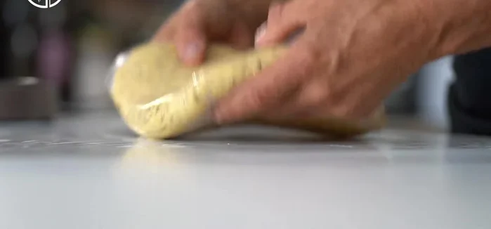 Étaler la pâte sur une plaque à 2 cm d'épaisseur, couper en 4 puis chaque portion en 10 barres.