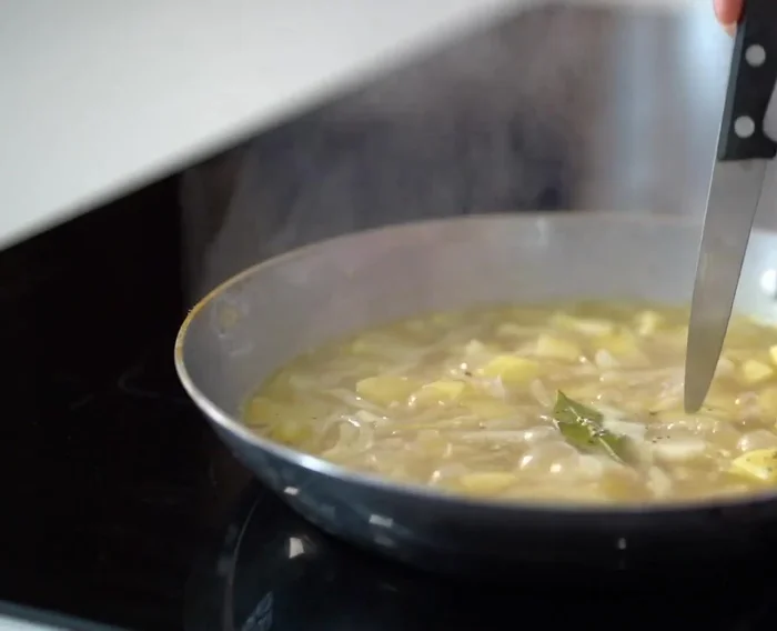 Mélangez la soupe dans un mixeur : ajoutez le cresson blanchi, le mélange de pommes de terre et d'oignons, et du beurre supplémentaire. Mixez jusqu'à obtenir une texture lisse.