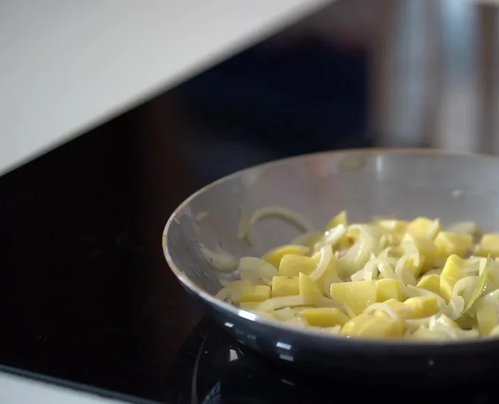 Déglacez avec du vin blanc sec, réduisez de moitié. Recouvrez les pommes de terre de bouillon de poulet ou de légumes. Assaisonnez de sel et de poivre, et laissez cuire pendant environ 20 minutes.