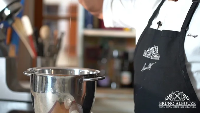 Préparer la meringue française : Battre les blancs d'œufs à température ambiante avec du jus de citron vert et une partie du sucre. Fouetter jusqu'à ce qu'ils soient fermes, ajouter progressivement le reste du sucre, puis incorporer le zeste de citron vert et le sucre en poudre tamisé. Pocher la meringue en petites montagnes.