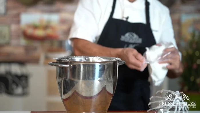 Cuire la meringue au four pendant 1 heure à 100°C. Conserver la meringue dans des sacs ou des récipients scellés. Pour garder la meringue croustillante, la couper avec un film de beurre de cacao fondu ou d'huile de coco.