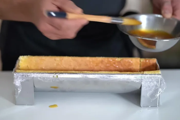 Préparation de la compote de mangue: Faire chauffer la purée de mangue avec le jus de citron vert, le mélange de sucre et d'agar-agar. Porter à ébullition, cuire 2 minutes, ajouter le zeste de citron vert et réfrigérer toute la nuit.