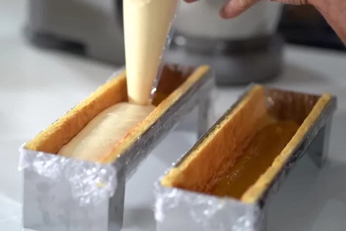 Montage (méthode 1): Pocher une couche de compote de mangue dans le moule, ajouter la mousse aux fruits de la passion, congeler, démouler et placer sur le macaron coco.
