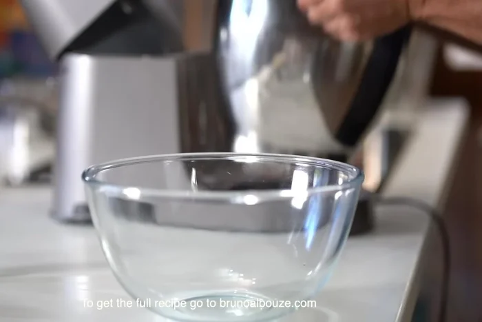 Préparation du biscuit viennois: Fouetter les œufs, jaunes d'œufs, sucre et poudre d'amandes pendant 8 minutes. Faire une meringue avec les blancs d'œufs et le sucre. Mélanger les deux mélanges et incorporer la farine tamisée. Cuire deux feuilles de génoise à 200°C pendant 6 minutes. Laisser refroidir, couper et ajuster à la taille du moule.