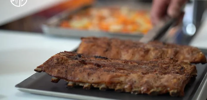 Séparer les côtes des légumes et enrober la viande de glaçage épicé au miel. Caraméliser au four.