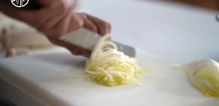 Préparer les légumes : couper les carottes et les oignons. Faire cuire séparément.