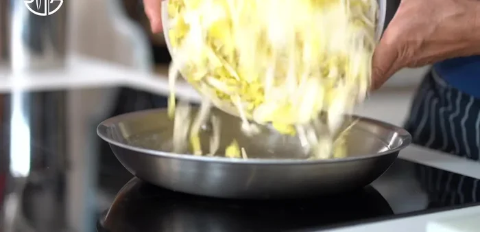 Cuire les légumes : faire revenir les légumes avec du beurre, sel, poivre et miel. Cuire à la vapeur pendant 20 minutes, puis continuer la cuisson pendant 45 minutes environ en remuant.