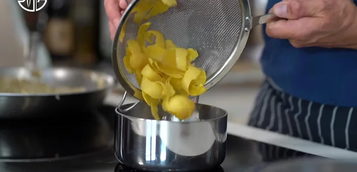Blanchir le zeste de citron : cuire dans du jus de citron, de l'eau et du sucre pendant environ une heure.