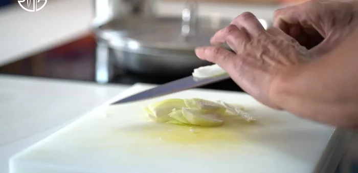 Préparer les côtes : frotter les côtes de porc avec du beurre ramolli, du sel gris et du poivre noir. Envelopper dans du papier d'aluminium.