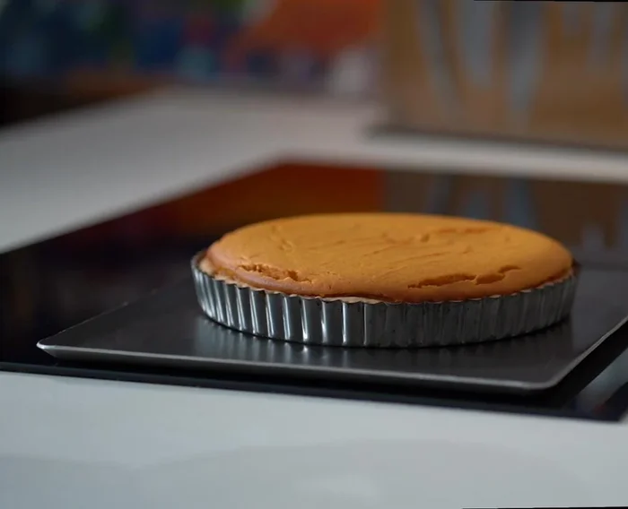 Fouetter le ganache et le décorer sur la tarte refroidie à l'aide d'une poche à douille.