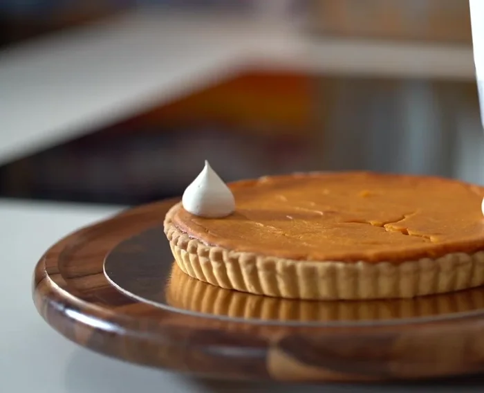 Garnir la tarte de zeste de citron, citron vert ou orange.