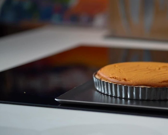 Préparez une croûte de tarte feuilletée au beurre. Vous pouvez la préparer à l'avance et la conserver au réfrigérateur pendant plusieurs jours ou au congélateur pendant plusieurs semaines.