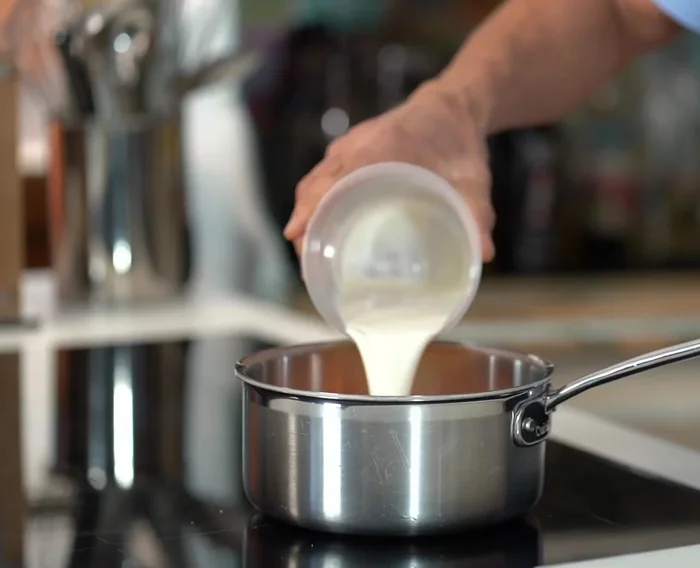 Faire cuire les patates douces (environ 20 minutes) dans 1 ½ tasse de moitié-moitié aromatisée à la muscade et à l'étoile jusqu'à ce qu'elles soient tendres.